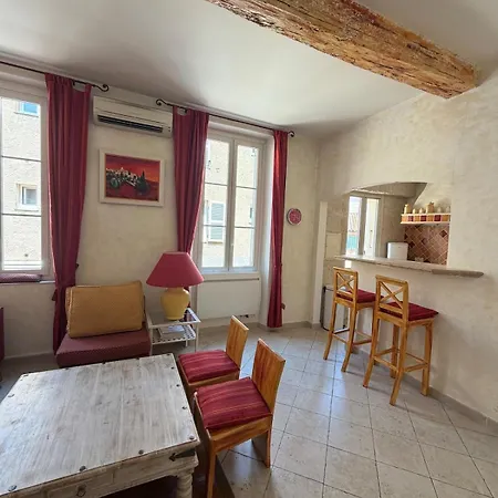 Apartment Provencal Situe Sur Le Port De