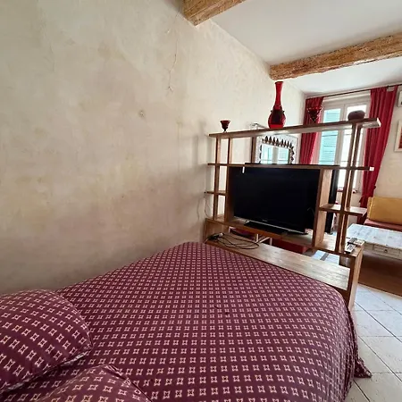 Apartment Provencal Situe Sur Le Port De *