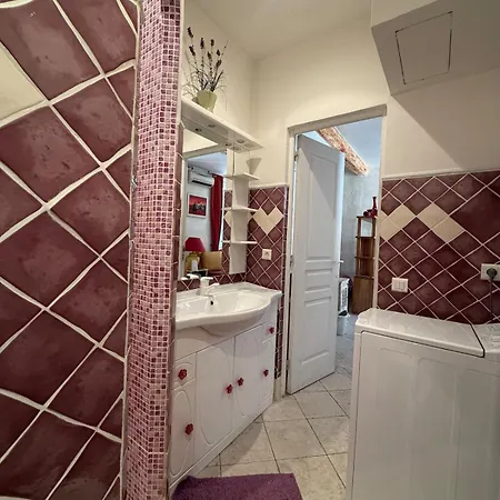 Apartment Provencal Situe Sur Le Port De Saint-Tropez